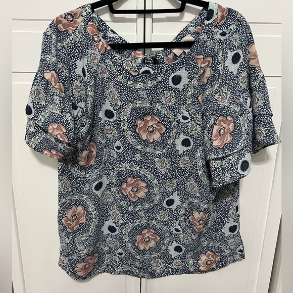 Floral blouse 🌸 - Picture 1 of 3